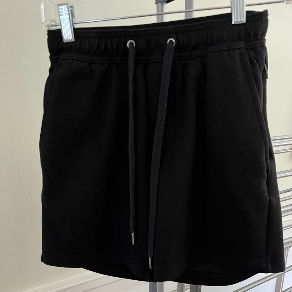 American Eagle woman’s black shorts